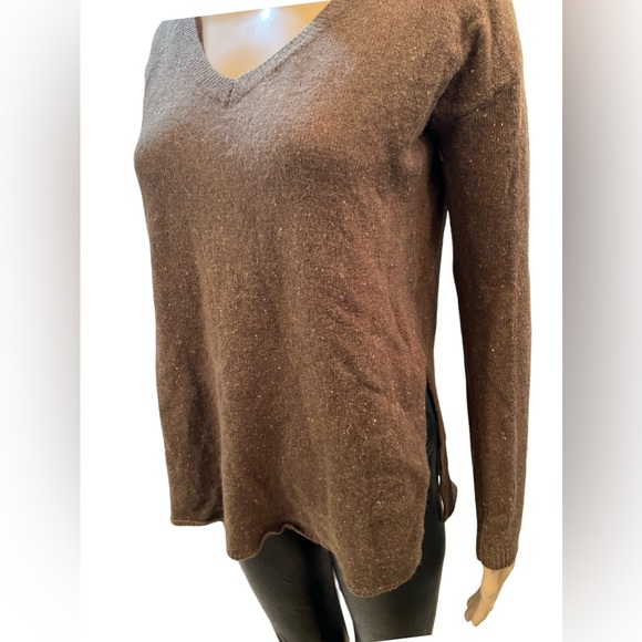 Cozy v neck sweater with side slits - Picture 6 of 11